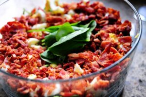 Une salade étagée colorée parfaite pour les repas-partage et les pique-niques. C'est une salade printanière simple et belle, et un aliment de base des repas-partage et des déjeuners dans ma région du pays. Vous pouvez varier les ingrédients selon vos goûts et ce que vous avez dans votre frigo, et vous pouvez l'agrémenter un peu d'herbes fraîches, de gorgonzola, tout ce qui fait voler votre jupe ! Les ingrédients standard de la plupart des salades en couches sont de la laitue ou des épinards (ou les deux !), Des œufs durs, du bacon émietté, du fromage râpé, des oignons verts et des pois verts, qui sont disposés en couches dans un joli bol en verre afin que les couches puissent être vues dans tous les sens. leur beauté colorée.