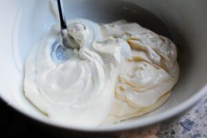 Une salade étagée colorée parfaite pour les repas-partage et les pique-niques. C'est une salade printanière simple et belle, et un aliment de base des repas-partage et des déjeuners dans ma région du pays. Vous pouvez varier les ingrédients selon vos goûts et ce que vous avez dans votre frigo, et vous pouvez l'agrémenter un peu d'herbes fraîches, de gorgonzola, tout ce qui fait voler votre jupe ! Les ingrédients standard de la plupart des salades en couches sont de la laitue ou des épinards (ou les deux !), Des œufs durs, du bacon émietté, du fromage râpé, des oignons verts et des pois verts, qui sont disposés en couches dans un joli bol en verre afin que les couches puissent être vues dans tous les sens. leur beauté colorée.