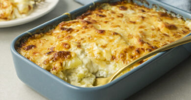 Le dauphinois (parfois appelé dauphinoise) tire son nom de la région du Dauphiné en France et est un plat apprécié dans le monde entier. La combinaison de pommes de terre imbibées de crème infusée à l'ail puis cuites lentement à la perfection fondante est à peu près aussi bonne qu'elle l'est lorsqu'il s'agit d'aliments réconfortants. Ce dauphinois est garni de gruyère et cuit au four, ce qui en fait un gratin dauphinois et extra délicieux.