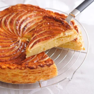 La galette des rois, célébrant l'Épiphanie, le jour où les Rois Mages ont rendu visite à l'enfant Jésus, est cuite tout au long du mois de janvier en France. Composé de deux cercles de pâte feuilletée prenant en sandwich une garniture de frangipanier, chacun est accompagné d'une couronne et contient toujours un bibelot, appelé fève, ou haricot, cuit dedans.