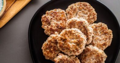 Si vous aimez le petit-déjeuner, vous allez adorer ces galettes de saucisses pour le petit-déjeuner. Ils sont savoureux, herbacés et ont juste un soupçon de douceur.