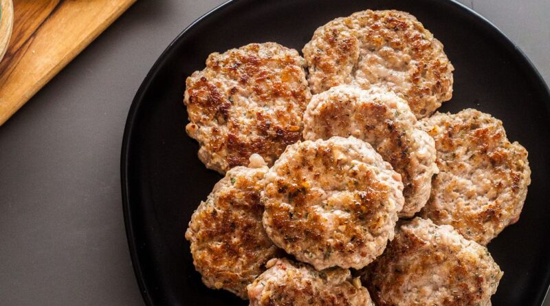 Si vous aimez le petit-déjeuner, vous allez adorer ces galettes de saucisses pour le petit-déjeuner. Ils sont savoureux, herbacés et ont juste un soupçon de douceur.