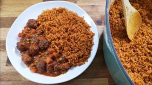 Comment faire du jollof rice Le jollof rice est un plat originaire du Ghana, du Nigéria et aussi de la Côte d'Ivoire voici la recette accompagné d'une sauce aux légumes et aux boulettes. Bon appétit.