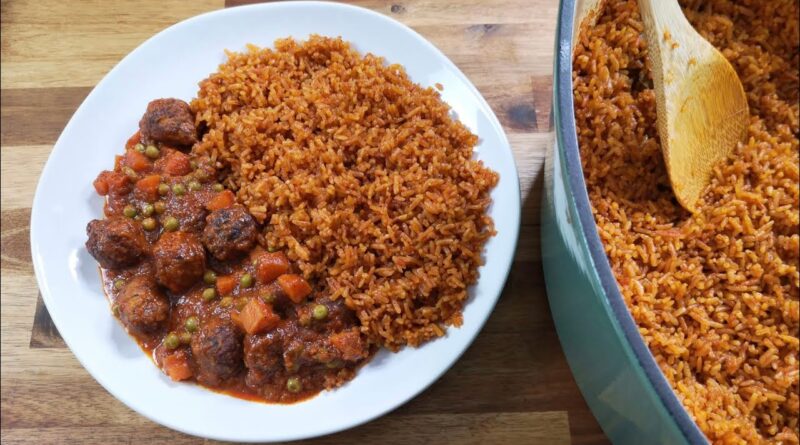 Comment faire du jollof rice Le jollof rice est un plat originaire du Ghana, du Nigéria et aussi de la Côte d'Ivoire  voici la recette accompagné d'une sauce aux légumes et aux boulettes. Bon appétit.