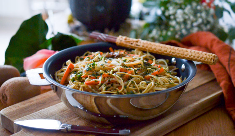 Recette simple de nouilles sautées au poulet vous cherchez une idée e recette facile et rapide de nouilles voila une à essayer chez vous.