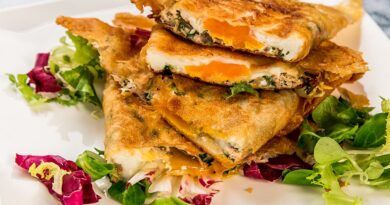 Les bricks, et plus particulièrement la version brick à l’œuf (ou egg brick), sont un grand classique de la cuisine maghrébine, et  sont appréciés dans tout le pourtour méditerranéen et au-delà.