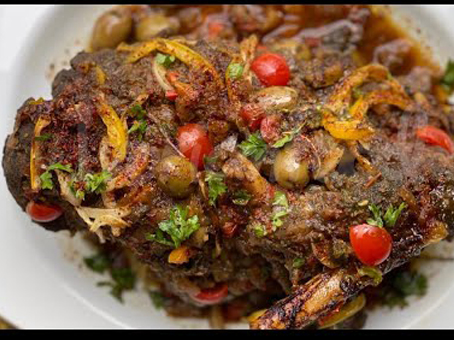 Méchoui de mouton au couscous Vous manquez d'idée de cuisine voici voici une recette facile et rapide à faire le méchoui de mouton au couscous. Bon appétit.