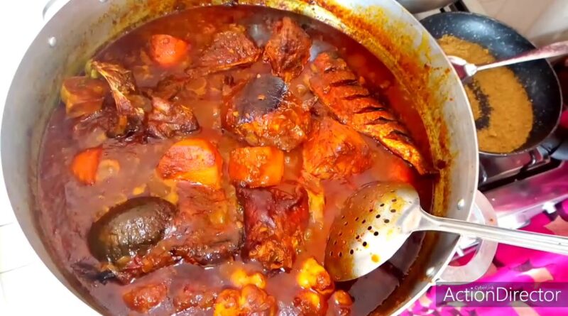 La délicieuse recette de soupe de poisson fumé appelée soupe konkoé de Guinée très facile à réaliser.