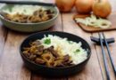 Le bœuf sauté aux oignons est une recette de dernière minute à déguster avec des nouilles chinoises ou un riz basmati.