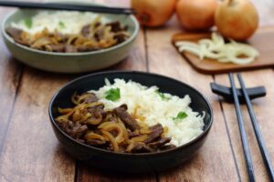 Le bœuf sauté aux oignons est une recette de dernière minute à déguster avec des nouilles chinoises ou un riz basmati.