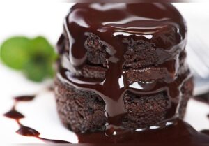 Cake chocolat en 5 minutes sans four sans poêle, sans œufs fait à base de farine, cacao en poudre, de lait, de sucre, d'huile .