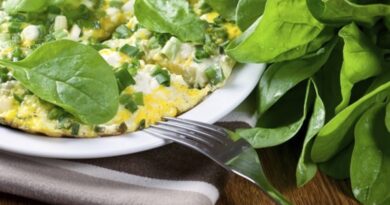 Cette recette d'omelette aux épinards et au fromage est ma recette préférée pour un repas rapide. La clé de la recette est une grande casserole qui permet aux œufs de s'étaler pendant la cuisson.