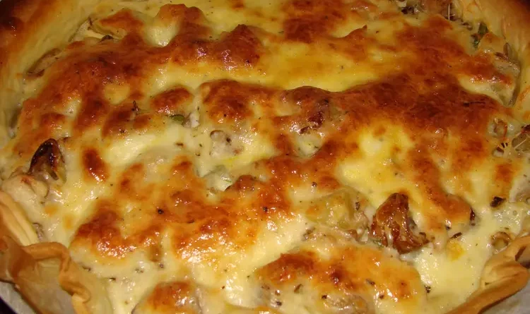 Préparez facilement ce plat de consistant de Quiche au Thon, Oignons et Pomme de Terre grâce à des instructions simples dans la vidéo ci-dessous.