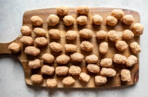 Malon est une soupe de potiron régionale de la région verdoyante de Kurpie, dans la partie nord de la Mazovie. Comme de nombreux plats polonais régionaux, cette soupe provient de paysans et d'agriculteurs qui ont simplement utilisé les ingrédients dont ils disposaient - dans ce cas, des citrouilles, de la crème fraîche et des pommes de terre. Ces légumes seraient transformés en une crème de citrouille riche, réconfortante et super savoureuse ; servi avec de petites boulettes de pomme de terre Rejbaki.