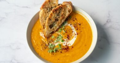 Malon est une soupe de potiron régionale de la région verdoyante de Kurpie, dans la partie nord de la Mazovie. Comme de nombreux plats polonais régionaux, cette soupe provient de paysans et d'agriculteurs qui ont simplement utilisé les ingrédients dont ils disposaient - dans ce cas, des citrouilles, de la crème fraîche et des pommes de terre. Ces légumes seraient transformés en une crème de citrouille riche, réconfortante et super savoureuse ; servi avec de petites boulettes de pomme de terre Rejbaki.