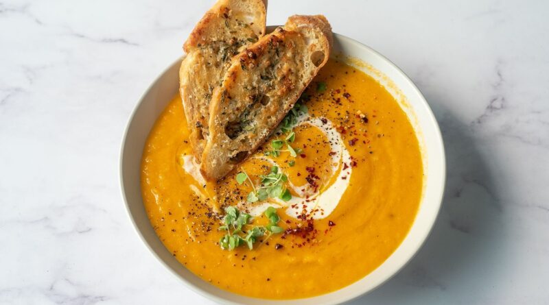 Malon est une soupe de potiron régionale de la région verdoyante de Kurpie, dans la partie nord de la Mazovie. Comme de nombreux plats polonais régionaux, cette soupe provient de paysans et d'agriculteurs qui ont simplement utilisé les ingrédients dont ils disposaient - dans ce cas, des citrouilles, de la crème fraîche et des pommes de terre. Ces légumes seraient transformés en une crème de citrouille riche, réconfortante et super savoureuse ; servi avec de petites boulettes de pomme de terre Rejbaki.