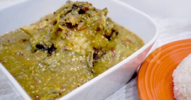 La sauce gouagouassou Ivoirienne est une sauce faite à base d’aubergines, de gombos, de poissons fumés, de gnangnans. Suivez les instructions dans la vidéo ci-dessous.