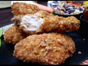 Envie d’une bonne idée de recette avec du poulet voici le délicieuse plat de Poulets panés alloco accompagné de salade de Chou. Suivez les instructions de préparation étape par étape dans la vidéo. Bon appétit.