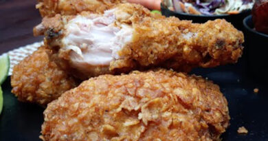 Envie d’une bonne idée de recette avec du poulet voici le délicieuse plat de Poulets panés alloco accompagné de salade de Chou. Suivez les instructions de préparation étape par étape dans la vidéo. Bon appétit. 