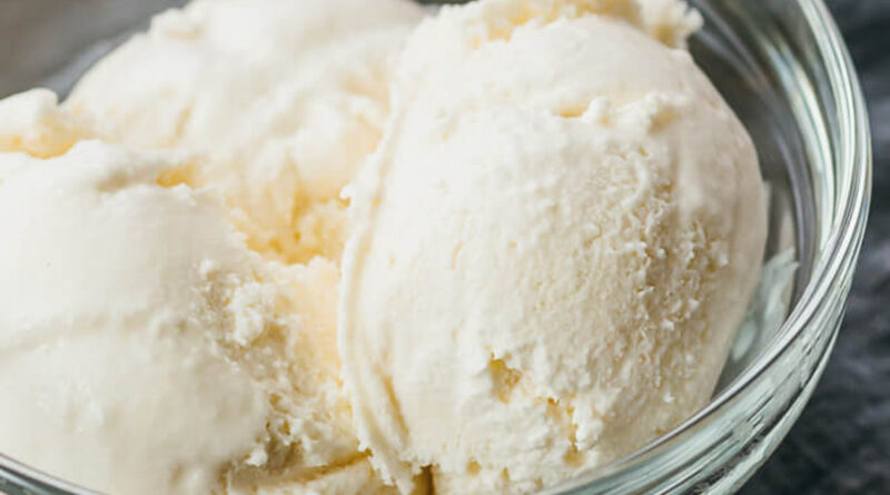 Voici la façon la plus simple de faire de la crème glacée à la maison, en utilisant seulement trois ingrédients.