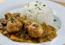 La recette très facile et délicieuse du poulet au yassa à la poêle .Recette de poulet aux oignons facile c’est une recette assez rapide et gourmande que vous pouvez servir à vos invités accompagné de riz blanc par exemple