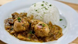 La recette très facile et délicieuse du poulet au yassa à la poêle .Recette de poulet aux oignons facile c’est une recette assez rapide et gourmande que vous pouvez servir à vos invités accompagné de riz blanc par exemple