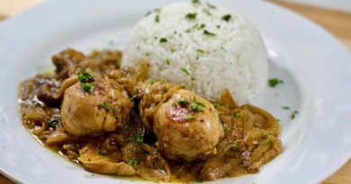 La recette très facile et délicieuse du poulet au yassa à la poêle .Recette de poulet aux oignons facile c’est une recette assez rapide et gourmande que vous pouvez servir à vos invités accompagné de riz blanc par exemple