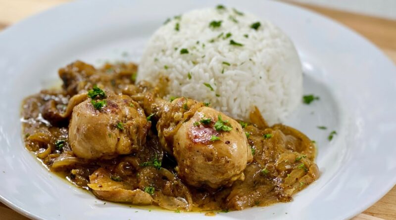 La recette très facile et délicieuse du poulet au yassa à la poêle .Recette de poulet aux oignons facile c’est une recette assez rapide et gourmande que vous pouvez servir à vos invités accompagné de riz blanc par exemple