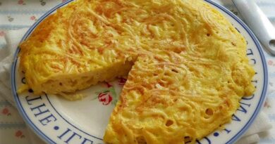 Une très bonne recette d’omelette au spaghetti très rapide cuire à feu doux pour que vos pâtes ne durcissent pas et ne pas mettre trop de pate.