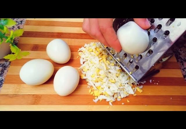 je vous partage une nouvelle et délicieuse recette d’œufs râpés. Facile très Rapide à faire en 10min ! Idéal pour un Dîner ou Déjeuner accompagné d'une salade.