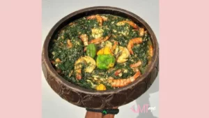 La succulente recette de Nkumu andza preparé à base crevettes séchées ,sardines séchées, ail indigène(C’est une épice gabonaise, en nzebi on l’appelle “mugnimbi”), de Nkumu et de Champignons séchées.