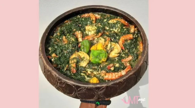 La succulente recette de Nkumu andza preparé à base crevettes  séchées ,sardines séchées, ail indigène(C’est une épice gabonaise, en nzebi on l’appelle “mugnimbi”), de Nkumu et de Champignons séchées.