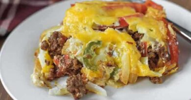 Une succulente recette de gratin aux légumes et à la viande hachée simple à faire préparé à base de bœuf hachée, de pommes de terre, d'oignon , de courgettes , de champignons ,de béchamel ,de sel ,de poivre, de thym et de poignées de fromage râpé.