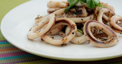 Calamars sautés à l'ail et persil facile à faire Le calamar, aussi connu sous le nom de calmar, est un mollusque céphalopode que l'on trouve dans les océans du monde entier. Sa chair délicate et savoureuse en fait un mets très apprécié dans de nombreuses cuisines.