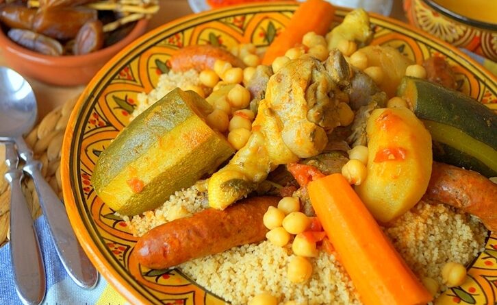 Cette recette de Couscous royal facile et rapide est idéale pour les amateurs de cuisine exotique qui cherchent à préparer un plat savoureux et nourrissant en peu de temps. Vous pouvez également ajouter d'autres légumes, tels que des courges, des patates douces ou des poivrons, selon vos goûts et vos préférences. Bon appétit !