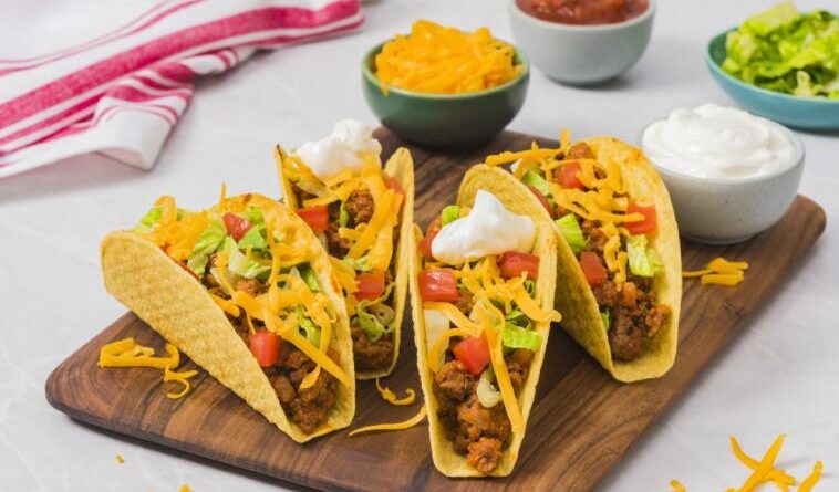 Les tacos sont un plat délicieux et populaire qui vient du Mexique. Ils sont remplis de saveurs épicées et salées, et peuvent être personnalisés en fonction des goûts de chacun. Si vous cherchez une recette de tacos simple et facile à suivre, voici une recette de tacos classique que vous pouvez essayer chez vous.