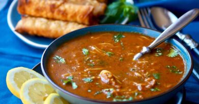 La Harira est une soupe délicieuse et nourrissante, parfaite pour les journées froides ou pour un dîner copieux. Cette recette facile est idéale pour ceux qui veulent découvrir les saveurs de la cuisine marocaine chez eux. Bon appétit !