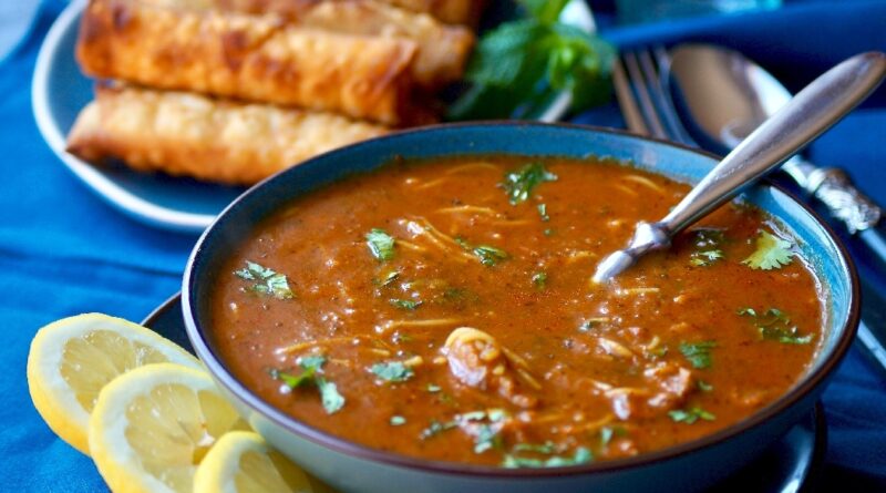 La Harira est une soupe délicieuse et nourrissante, parfaite pour les journées froides ou pour un dîner copieux. Cette recette facile est idéale pour ceux qui veulent découvrir les saveurs de la cuisine marocaine chez eux. Bon appétit !