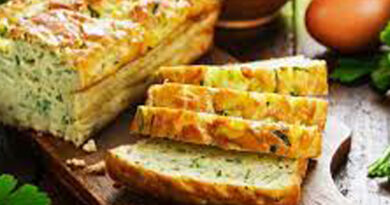 Le cake au thon et aux courgettes est prêt ! Servez-le en tranches accompagnées d'une salade verte pour un repas léger et savoureux.