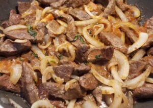 Le foie de veau poêlé aux oignons est un plat classique de la cuisine française, apprécié pour sa saveur délicate et sa texture fondante. C'est une recette simple mais qui demande une certaine technique pour obtenir un foie de veau parfaitement cuit et des oignons bien fondants. Voici une recette facile à suivre pour préparer un délicieux foie de veau poêlé aux oignons.