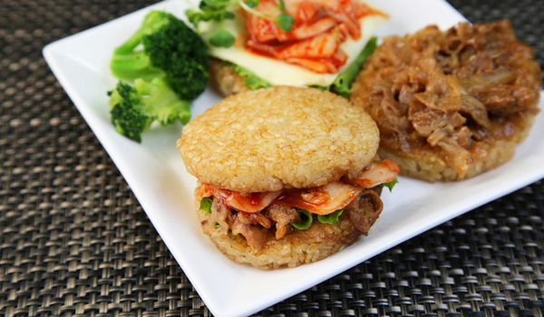 Le hamburger de poulet est une alternative saine et délicieuse au hamburger de bœuf traditionnel. En utilisant des galettes de riz au lieu de pains à hamburger, cette recette est également sans gluten.