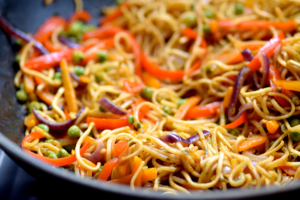 Les nouilles chinoises sautées aux légumes sont un plat délicieux et facile à préparer qui peut être apprécié à tout moment de l'année. Cette recette polyvalente peut être adaptée à une variété de préférences alimentaires, y compris les végétariens et les végétaliens.