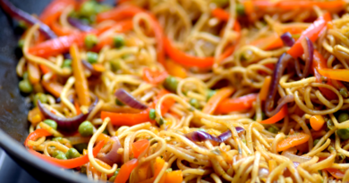 Les nouilles chinoises sautées aux légumes sont un plat délicieux et facile à préparer qui peut être apprécié à tout moment de l'année. Cette recette polyvalente peut être adaptée à une variété de préférences alimentaires, y compris les végétariens et les végétaliens.