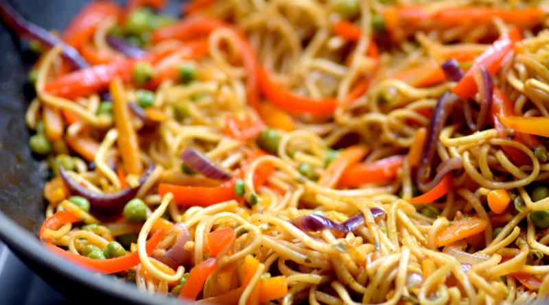 Les nouilles chinoises sautées aux légumes sont un plat délicieux et facile à préparer qui peut être apprécié à tout moment de l'année. Cette recette polyvalente peut être adaptée à une variété de préférences alimentaires, y compris les végétariens et les végétaliens.