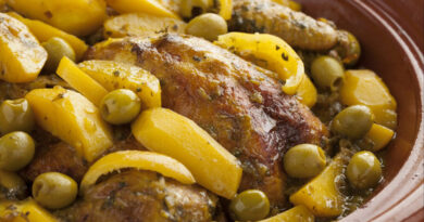 Ce tajine de poulet aux pommes de terre et aux olives vertes est un plat savoureux et nourrissant qui plaira à toute la famille. Les épices et les olives ajoutent une profondeur de saveur intéressante au plat, tandis que les pommes de terre offrent une texture douce et crémeuse