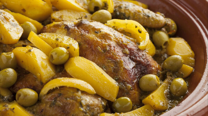 Ce tajine de poulet aux pommes de terre et aux olives vertes est un plat savoureux et nourrissant qui plaira à toute la famille. Les épices et les olives ajoutent une profondeur de saveur intéressante au plat, tandis que les pommes de terre offrent une texture douce et crémeuse