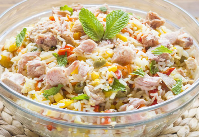 Préparer une recette de Salade de riz au thon à base riz ,Ciboulette, Coriandre ,d’ail d’épices à légumes ,Gingembre râpé ,Oignon, de thon...