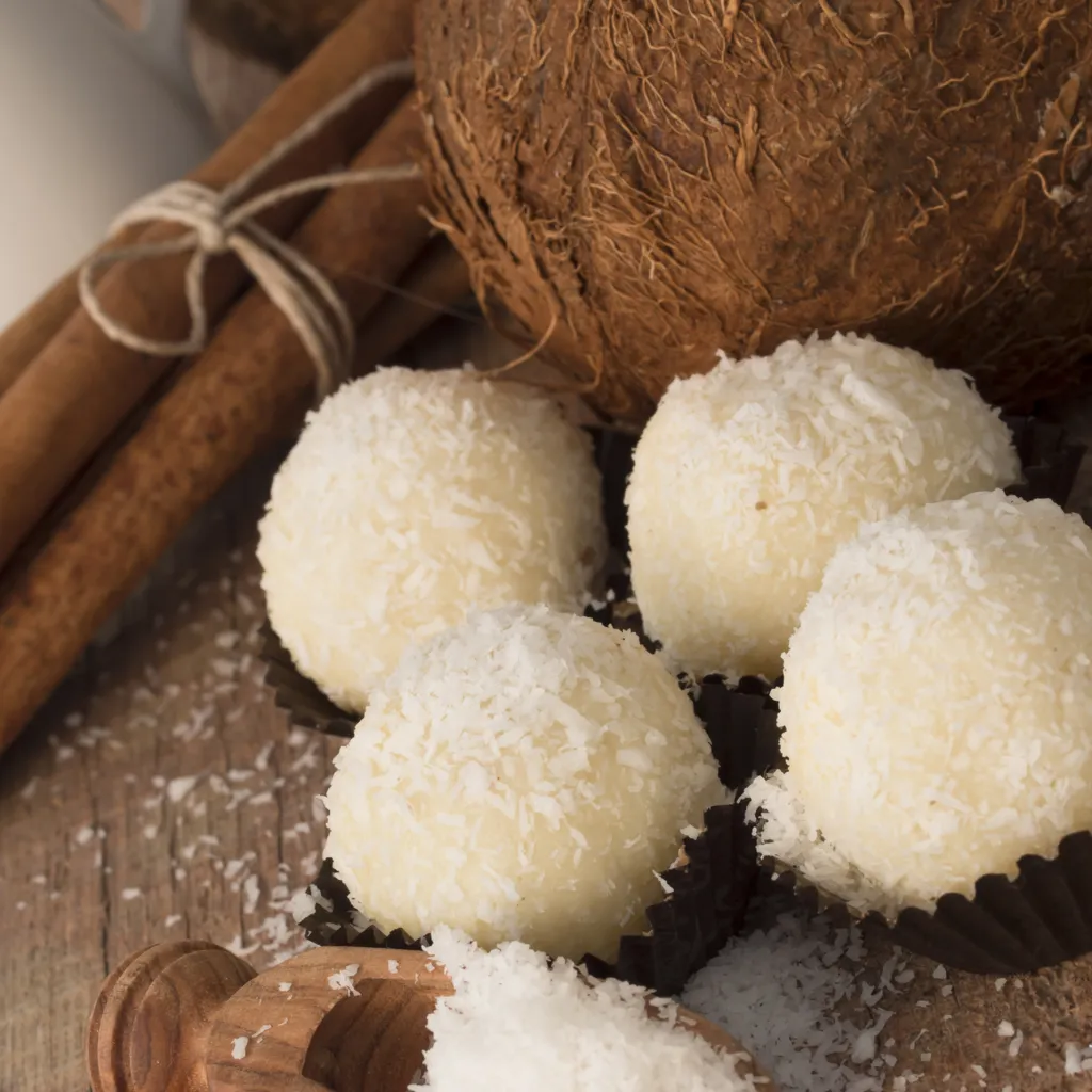 Découvrons ensemble la recette traditionnelle de ces succulents bonbons coco qui nous transportent directement sous les palmiers des Caraïbes.