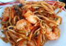 Les nouilles chinoises aux crevettes sont un plat classique de la cuisine asiatique qui allie saveurs délicates et textures alléchantes.
