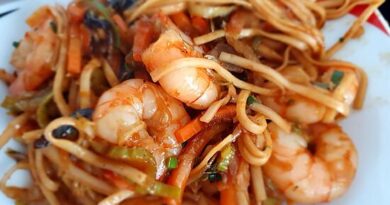 Les nouilles chinoises aux crevettes sont un plat classique de la cuisine asiatique qui allie saveurs délicates et textures alléchantes.